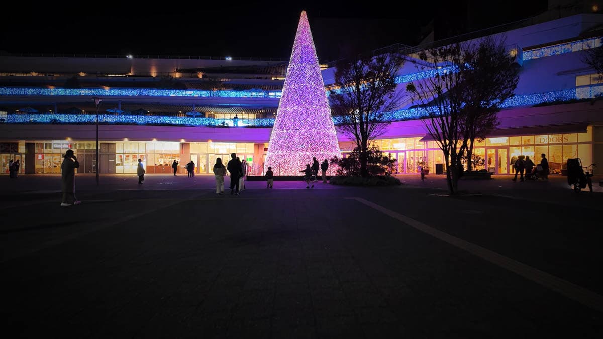 【Tsujido Station / Night Walk】(Fujisawa, Kanagawa) A Station Plaza Lit Up by a Giant Christmas Tree