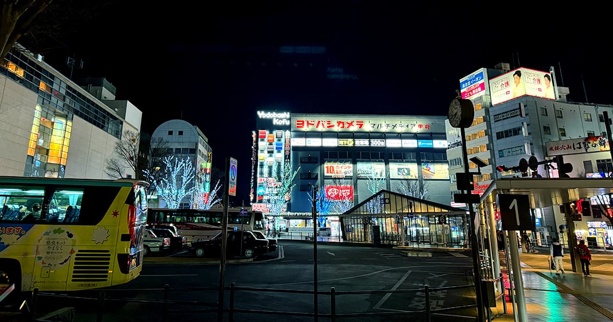 【甲府駅】(山梨県甲府市)駅ビルの吉田うどんを食べ電飾鎮座する武田信玄公を眺める